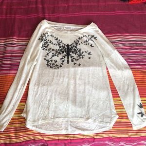 Pretty white tee long sleeves with a black butterfly SIZE XS 10$